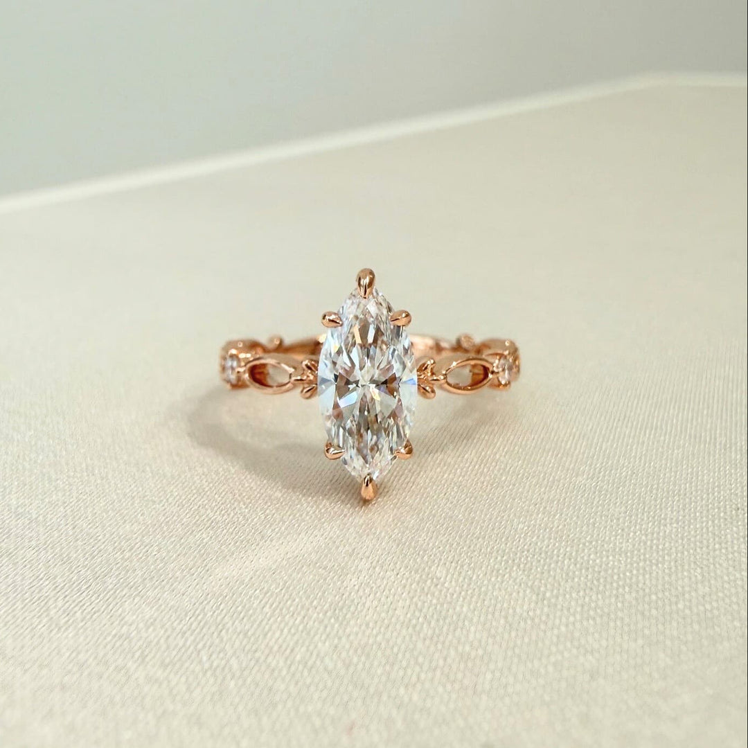 1克拉 D VVS2 馬眼形鑽石戒指，18K玫瑰金復古蕾絲鏤空設計，正面璀璨火彩展示