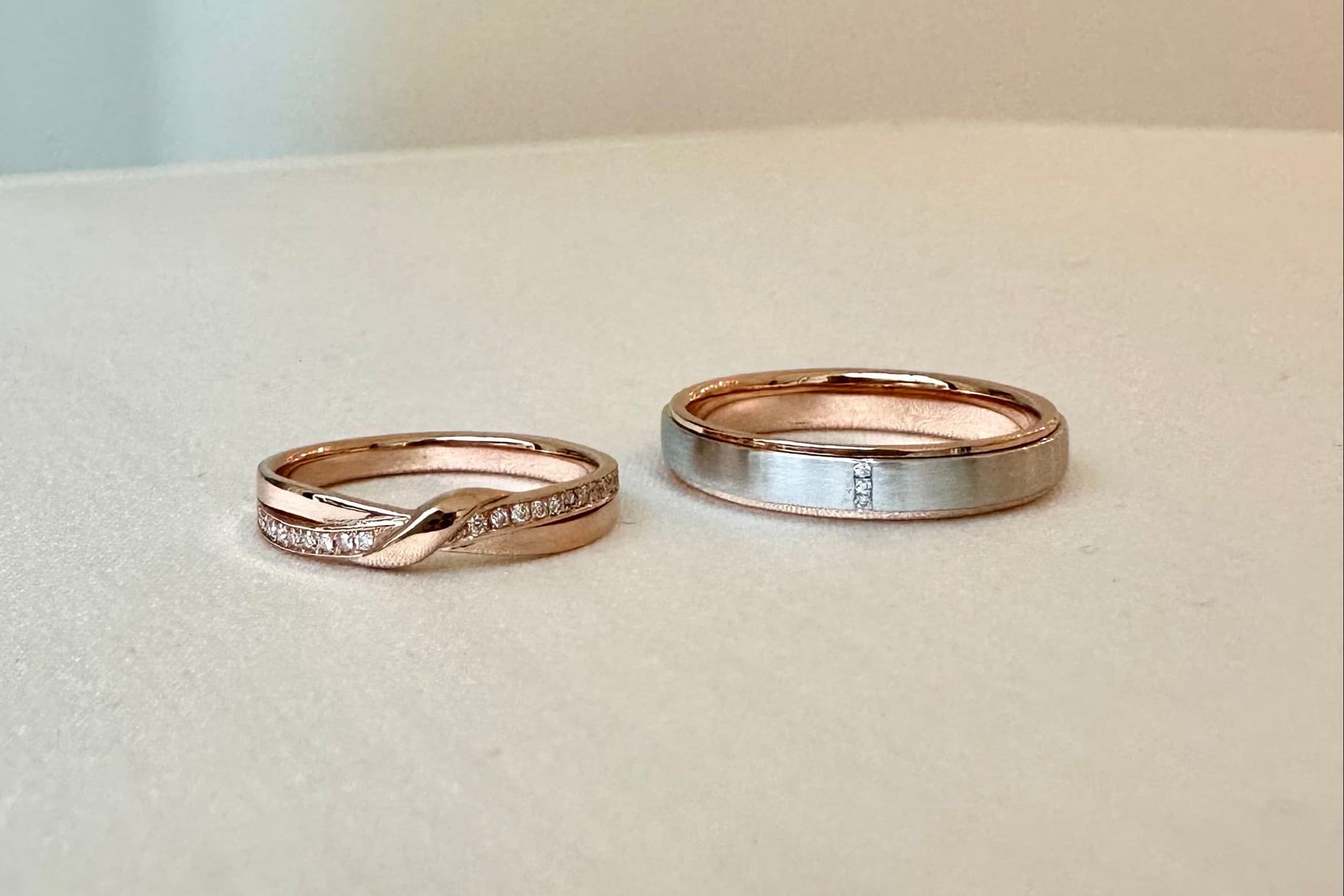 玫瑰金交叉鑽石設計對戒與白金男戒｜結婚對戒示意圖