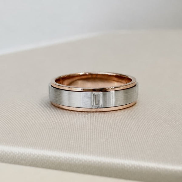 雙色法棍鑽拉絲男戒｜Modern Two-Tone Baguette Band