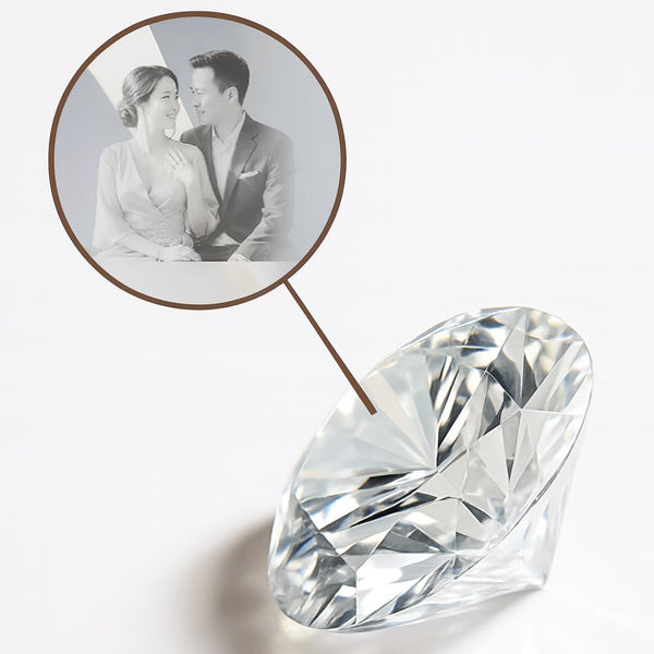 微雕影像刻印於鑽石桌面內部