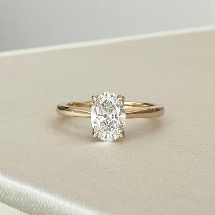 橢圓車工單鑽求婚戒，14K黃金 Oval Diamond Solitaire Ring，極簡戒臂設計展示