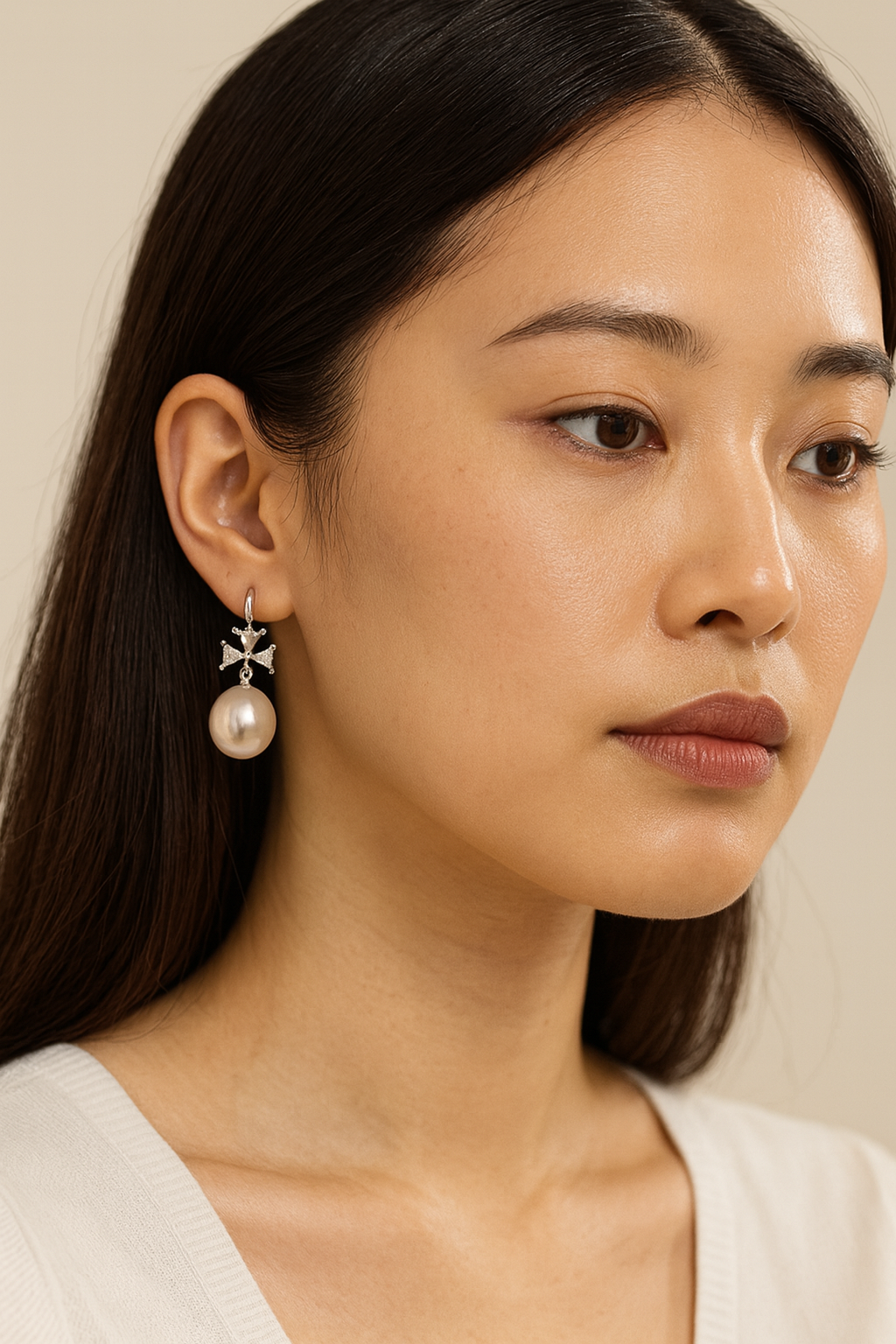 鉑金三角培育鑽珍珠耳環的產品照，三角鑽搭配珍珠的垂墜設計