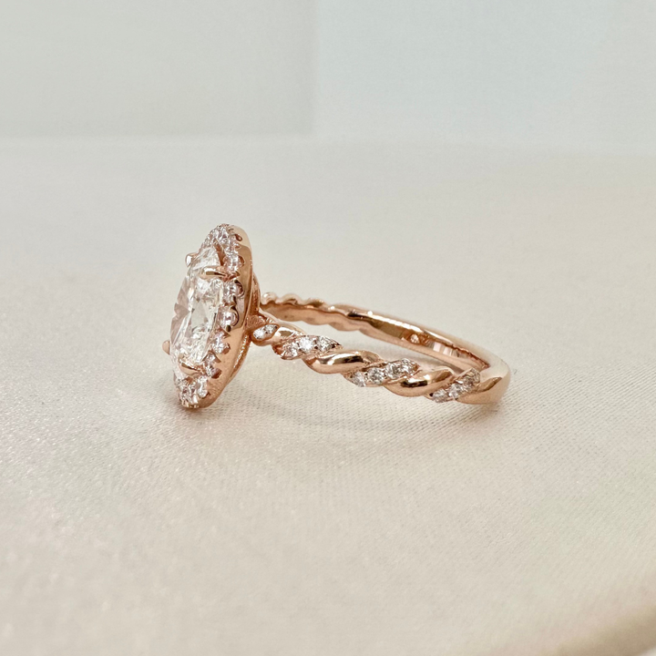 一克拉橢圓鑽Halo扭轉玫瑰金求婚戒