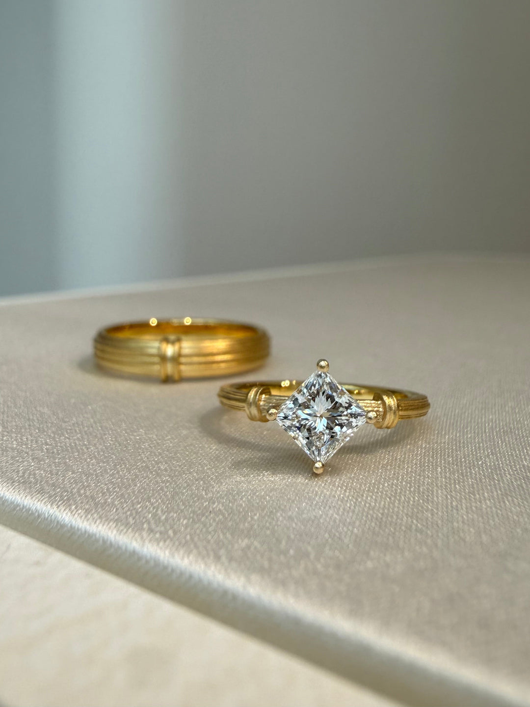 18K黃金公主方鑽戒與拉絲結婚對戒，復古線條客製婚戒，DDS訂製婚戒