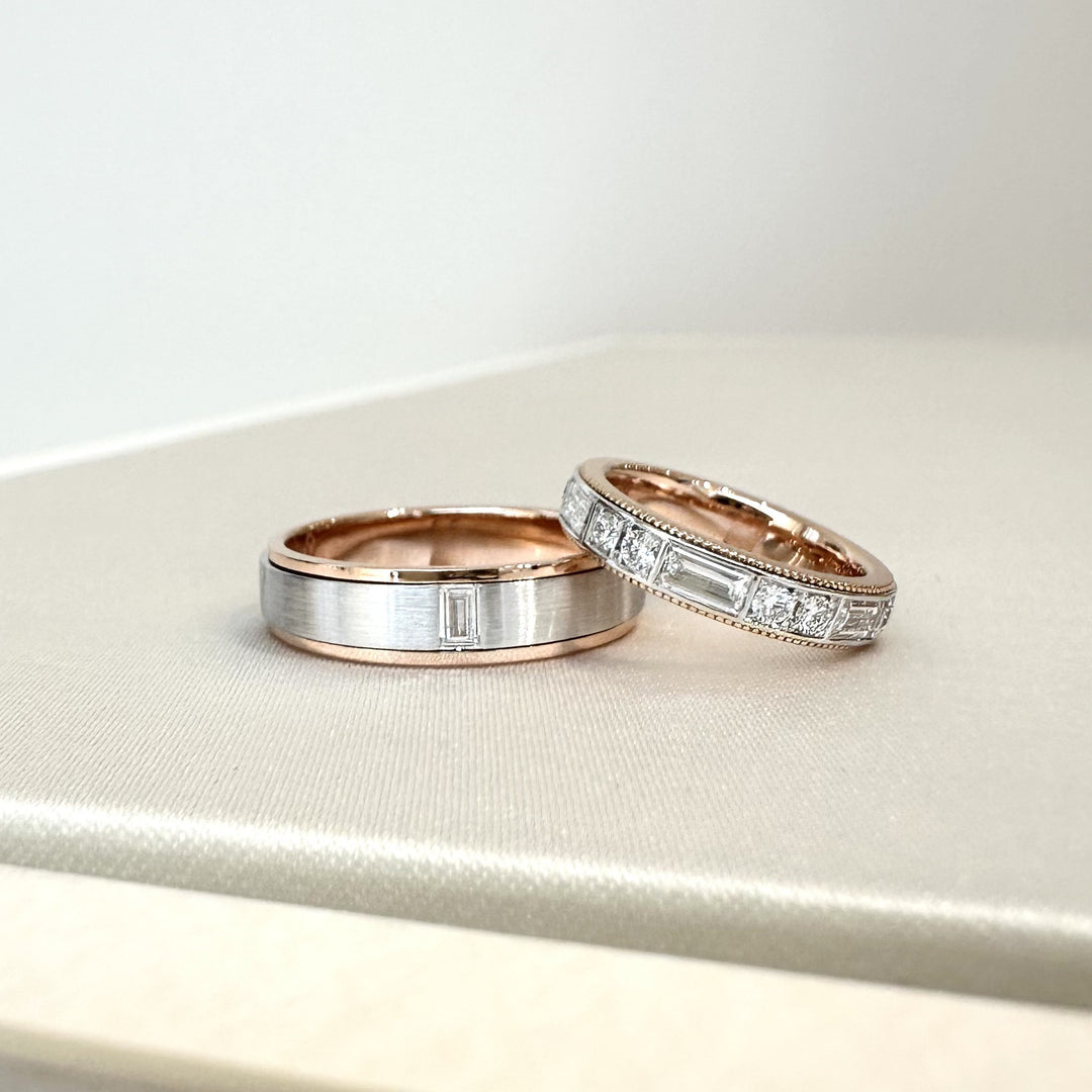 雙色金梯鑽結婚對戒展示，呈現情侶對戒與結婚對戒在設計細節與日常配戴上的差異