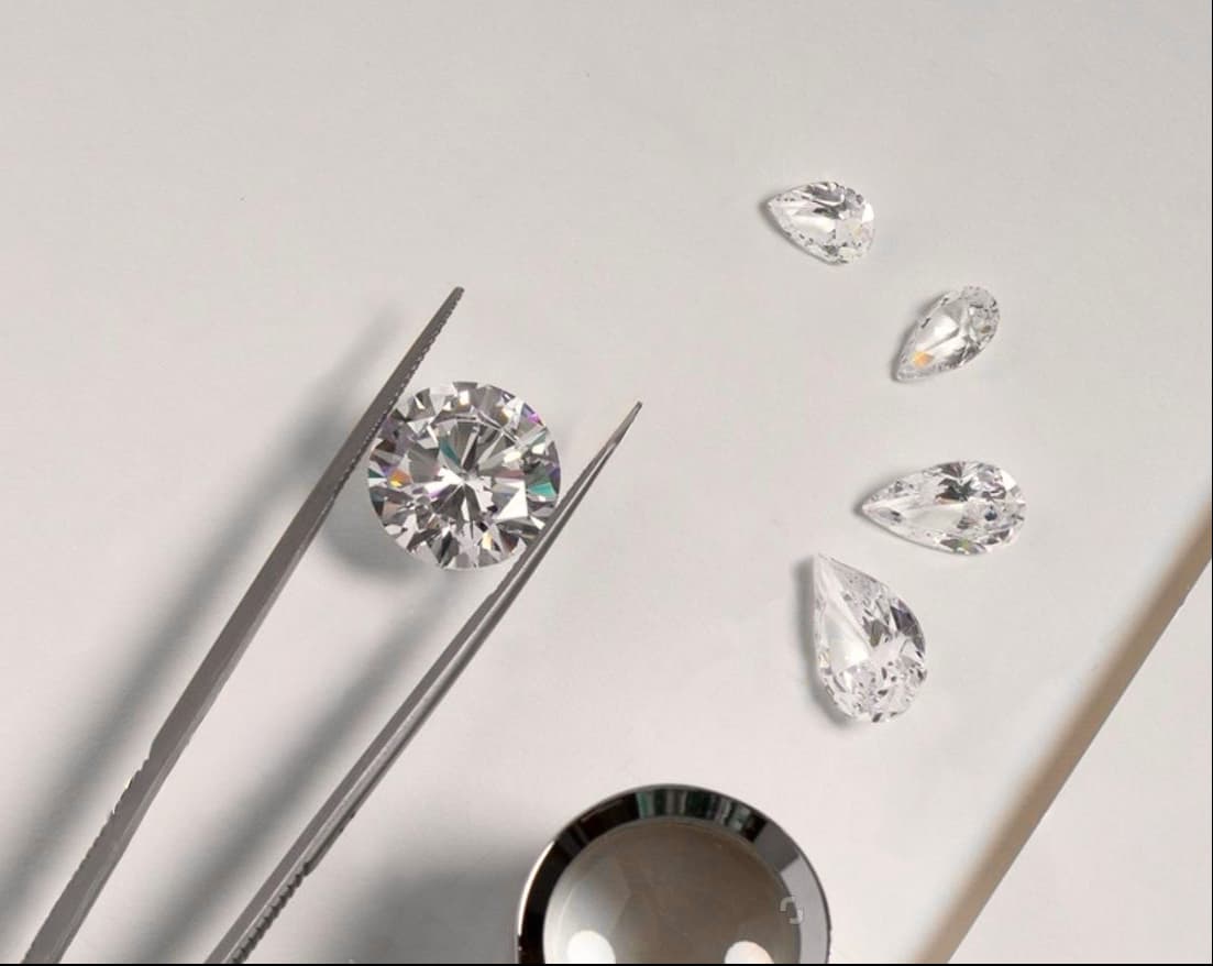 台北訂製婚戒品牌 DDS 的鑽石挑選流程，含圓鑽與梨形鑽比較