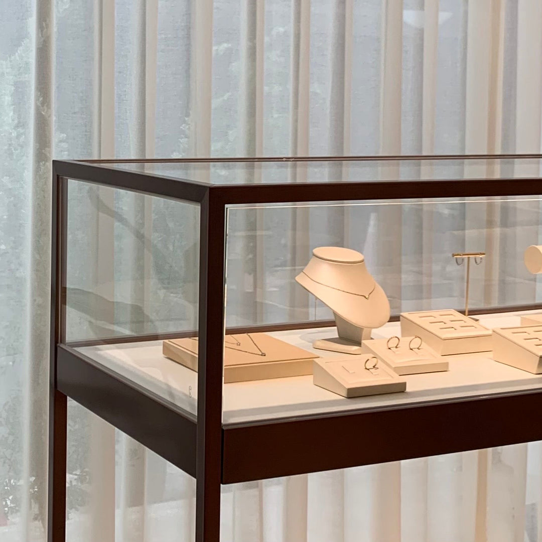DDS 店內珠寶展示櫃陳列求婚戒與配件展示架，呈現乾淨高級的珠寶空間