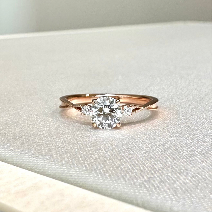 50分玫瑰金圓鑽單鑽求婚戒，採用round brilliant車工，經典六爪設計，適合求婚與訂婚的鑽戒款式。