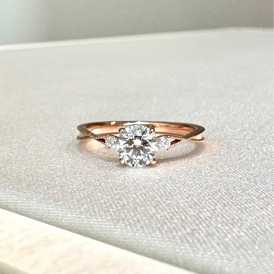 50分玫瑰金圓鑽單鑽求婚戒，採用round brilliant車工，經典六爪設計，適合求婚與訂婚的鑽戒款式。