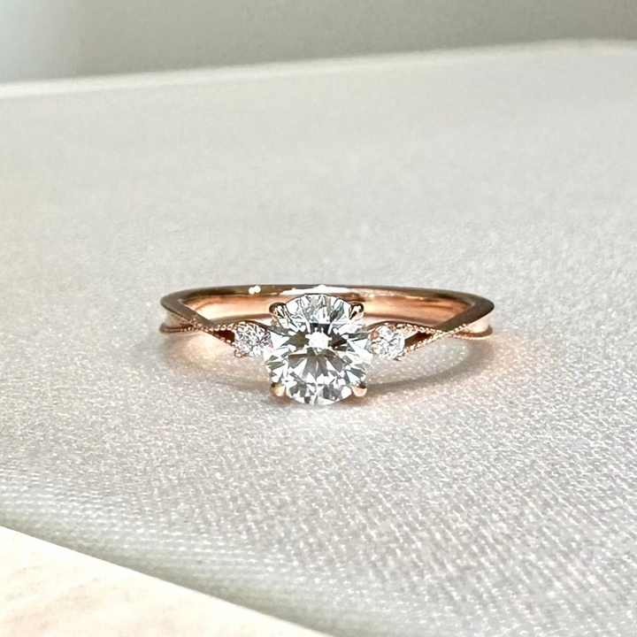 50分玫瑰金圓鑽單鑽求婚戒，採用round brilliant車工，經典六爪設計，適合求婚與訂婚的鑽戒款式。