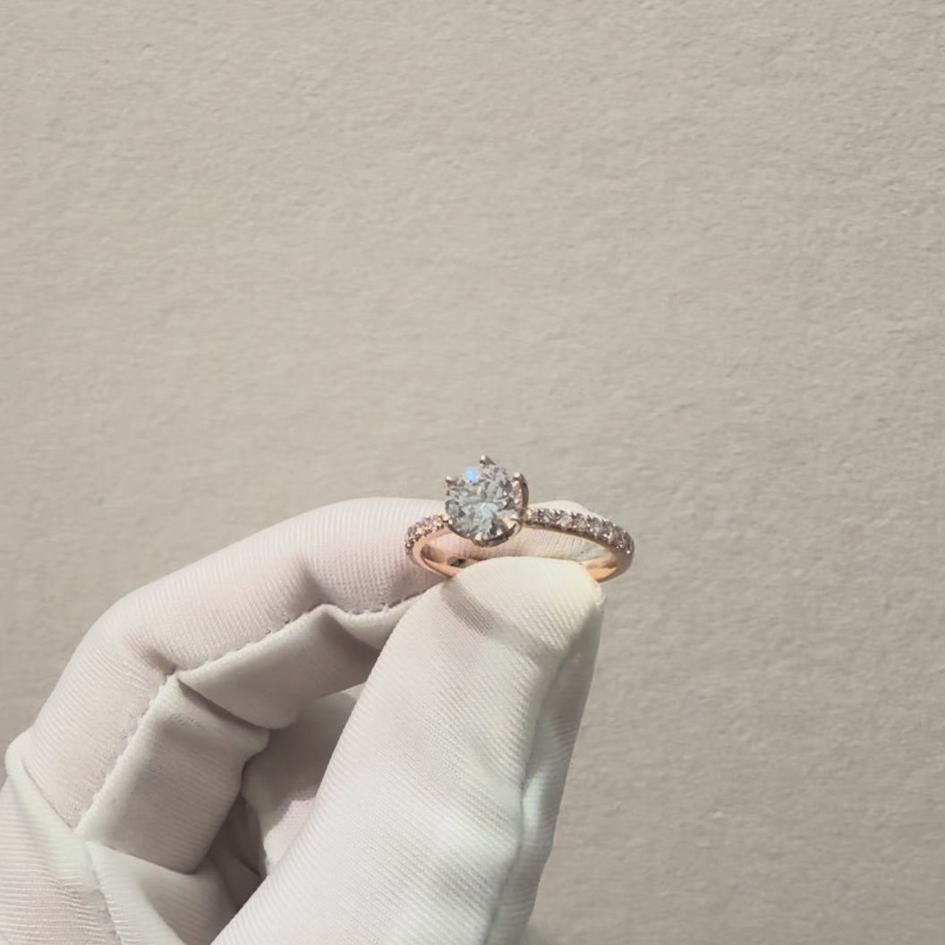 玫瑰金排鑽六爪求婚戒