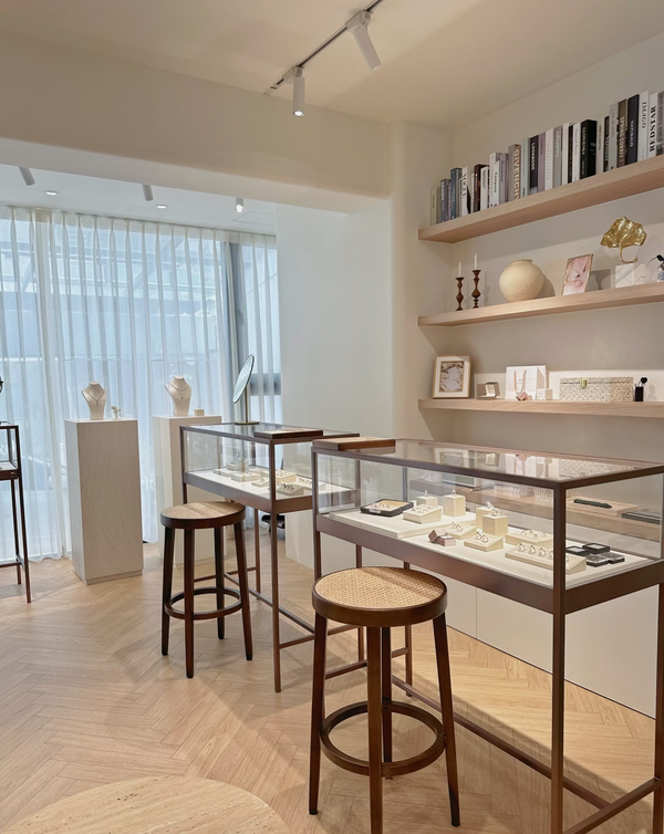 男子在戶外單膝求婚，打開戒盒讓女方驚喜並露出幸福反應的畫面