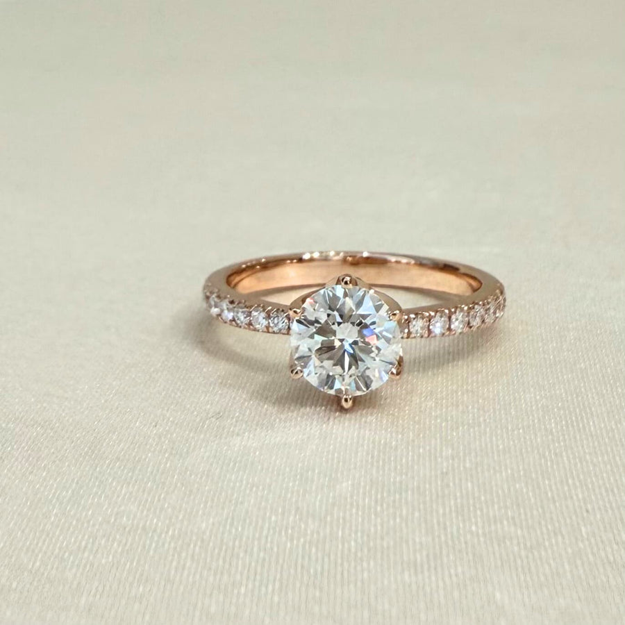 玫瑰金六爪鑽戒｜圓形主鑽排鑽戒指｜經典求婚戒款